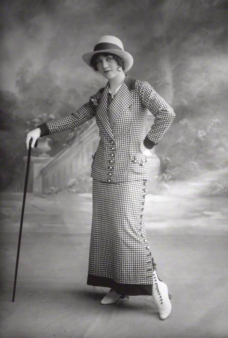 Dorothy Minto, photographed in 1912 by Bassino